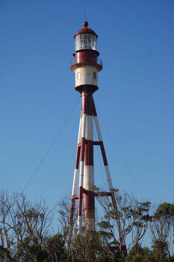 El Faro Punta Médanos, torre metálica a franjas rojas y blancas