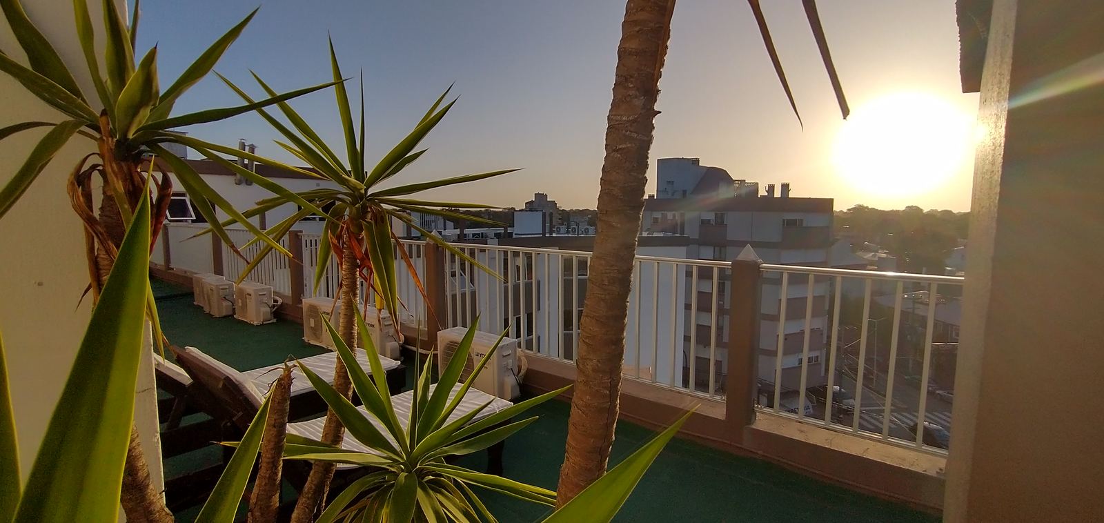 Terraza del quinto piso al atardecer