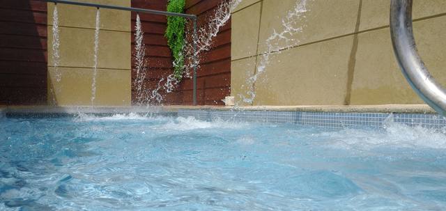 Caídas de agua masajeadoras de la piscina