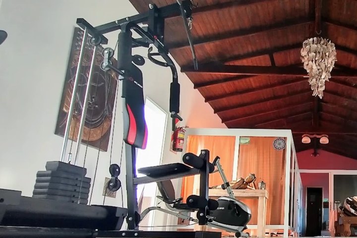 Gimnasio del quinto piso del Gran Hotel Verona, con aparatos y el sauna al fondo