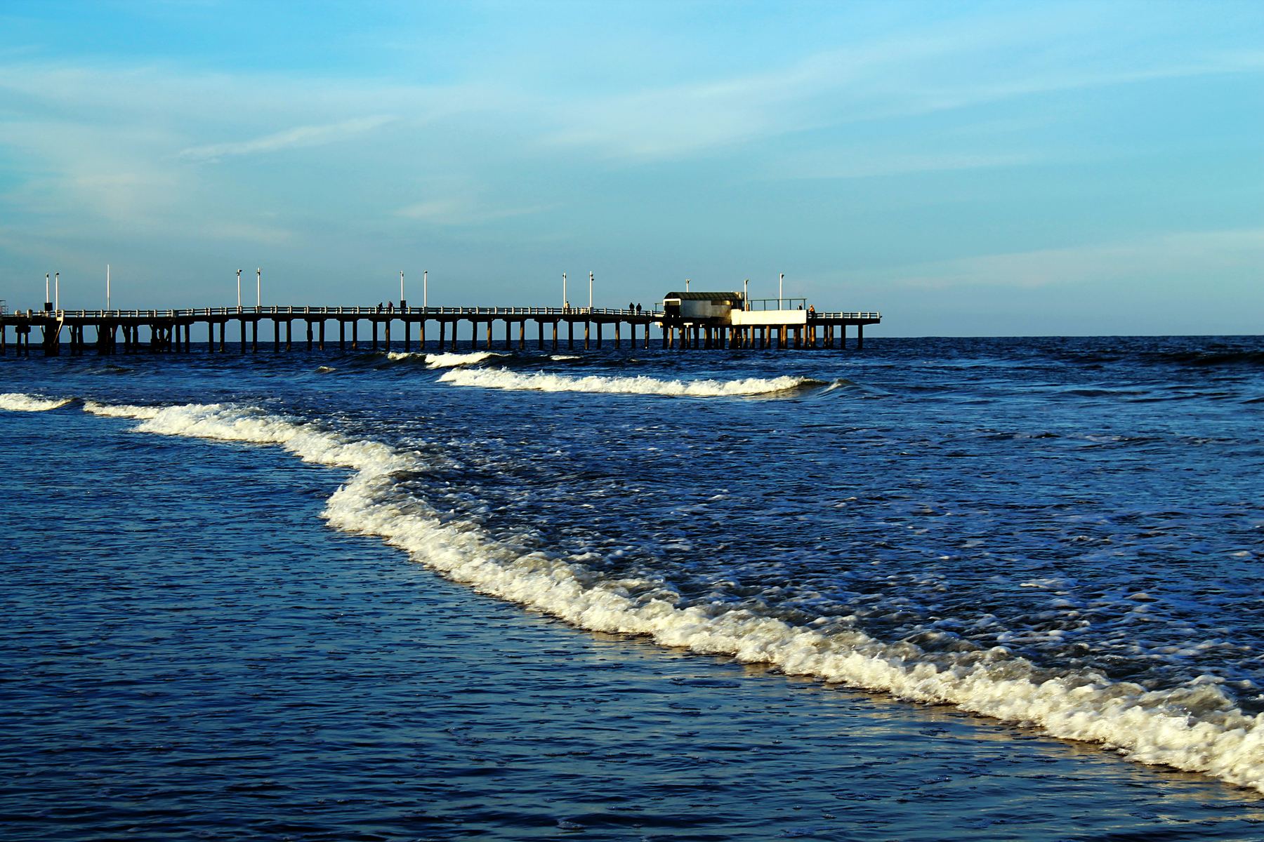 Muelle de pescadores de Mar de Ajó sobre el mar