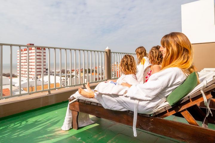 Sector de reposeras del hotel, con personas descansando