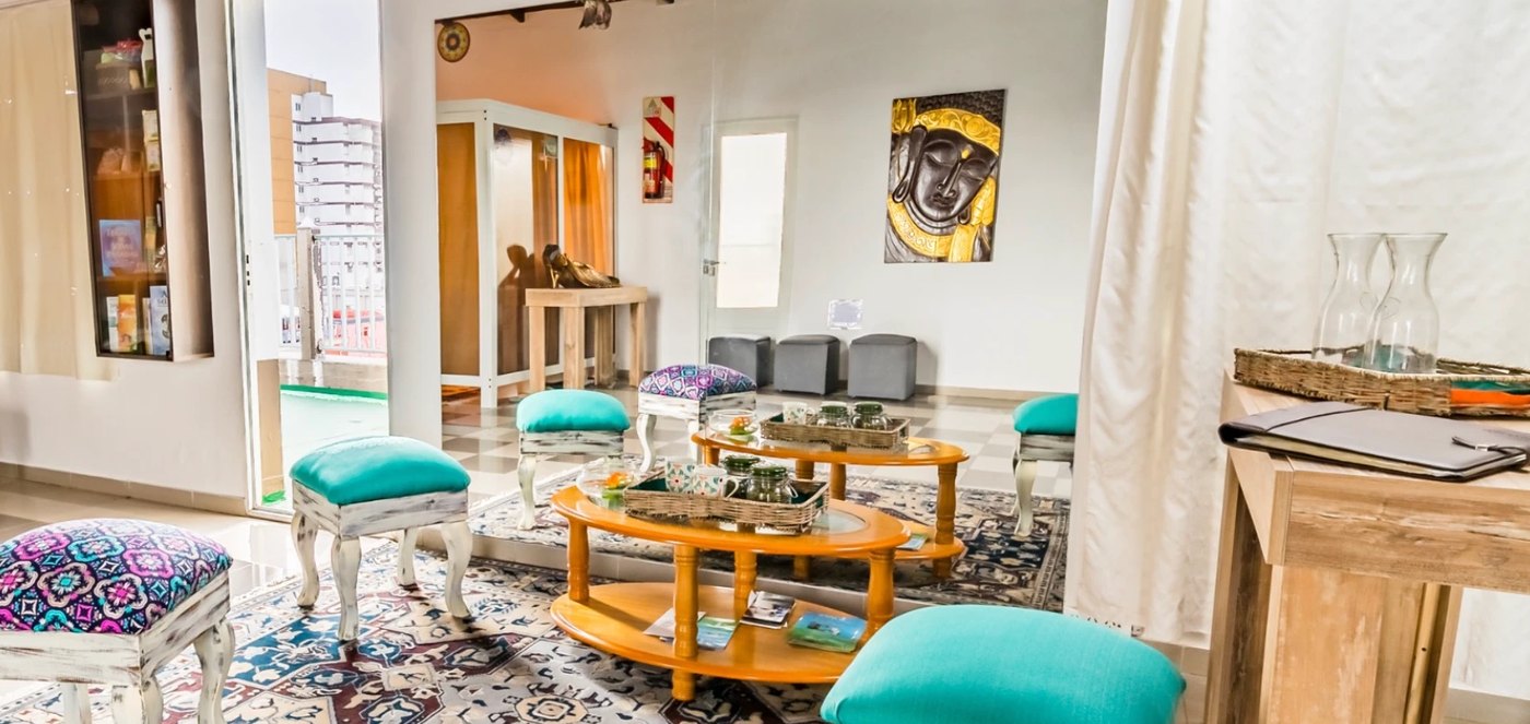 Zona de relax del Spa en el quinto piso: banquetas, mesa de infusiones y el sauna al fondo